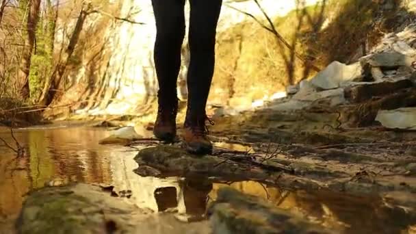 Ноги Гірськими Черевиками Затоплюють Воду Краю Річки — стокове відео