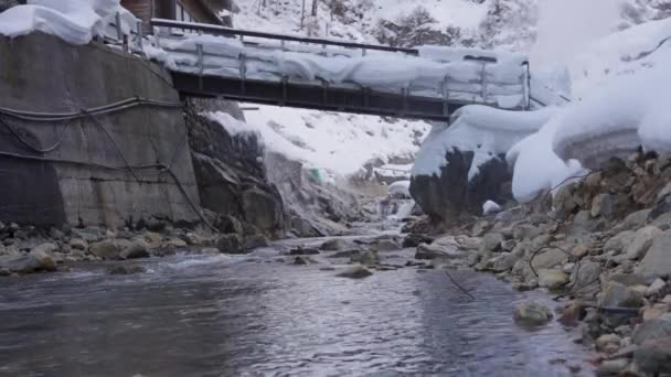 Buzlu Eriyen Suyla Akan Dağ Akıntısı — Stok video
