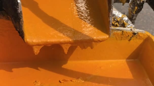 Primo Piano Della Vernice Termoplastica Arancione Bagnata Che Gocciola Vassoio — Video Stock