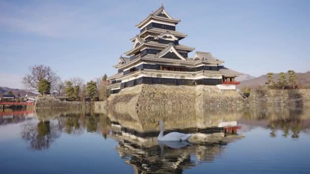 Hrad Matsumoto Zimním Dni Hrad Reflektující Příkop Zřízení Záběru — Stock video