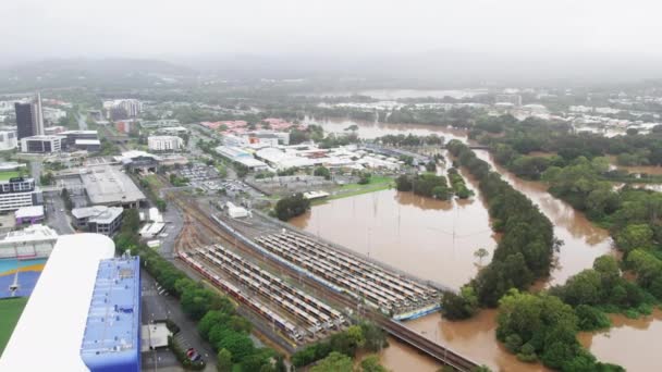 Luchtfoto Van Huizen Scholen Treinstation Buurt Van Overstroomde Wateren Tijdens — Stockvideo