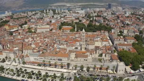 克罗地亚斯普利特市红顶建筑和圣多姆尼乌斯大教堂的Riva Promenade — 图库视频影像