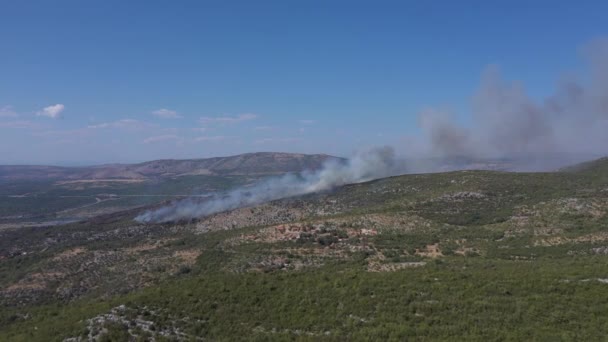 Röker Rising Wildfire Forest Mountains Dalmatien Kroatien Flygfoto Med Bred — Stockvideo