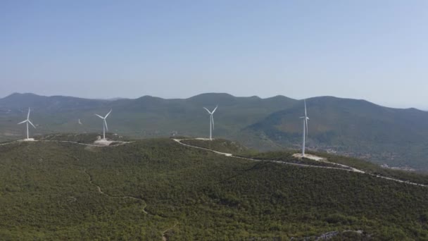 Turbine Eoliche Che Girano Sulla Cima Della Montagna Con Foresta — Video Stock