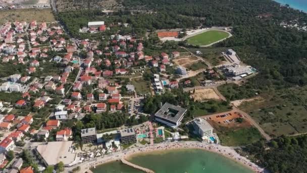 Tourists Beach Beachfront Hotels Town Novalja Croatia Aerial — Stock Video