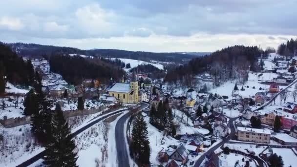 チェコ共和国北部 冬の日 リベレツとヤブロネツの近くの小さな村ヤノフ ニソウの空中無人偵察機ビュー — ストック動画