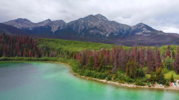 Lago Maligne Montanhas Fundo Vista Aérea Drone Parque Nacional Jasper — Vídeo de Stock