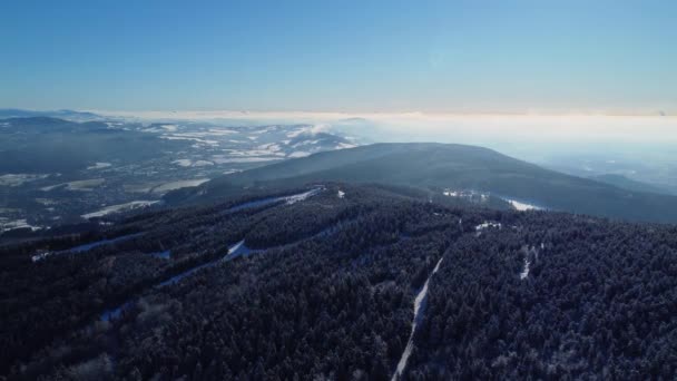 チェコ共和国 リベレツ地方のイゼラ山脈の冬の風景の空中ドローンビュー — ストック動画