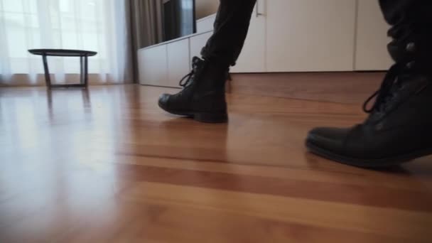 거실을 신발을 극단적으로 — 비디오