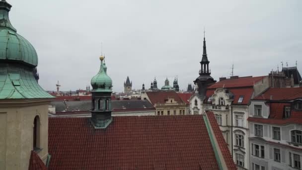プラハの屋根と塔 チェコ共和国の首都屋上からの興味深い眺め — ストック動画