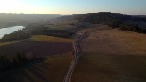 Strada Tortuosa Intorno Alla Diga Ketnka Letovice Campi Foreste Tramonto — Video Stock