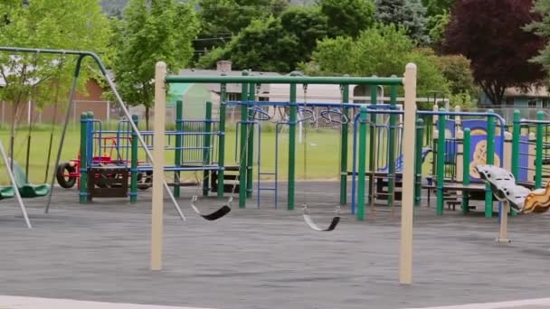 Пустой Городской Школьный Парк Качелями Раскачивающимися Ветру Людей Демонстрация Отсутствия — стоковое видео