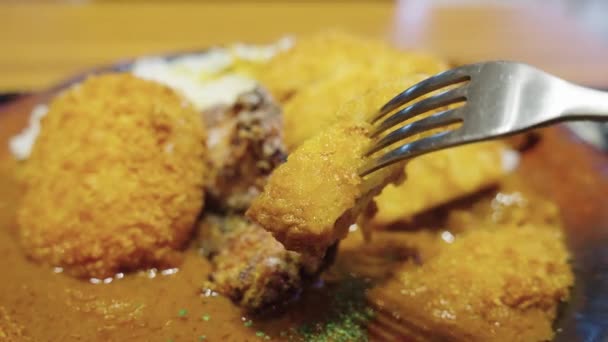 日本咖哩和米饭 关闭叉子上的食物 — 图库视频影像