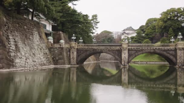 東京御所庭園橋 スローパン確立ショット — ストック動画