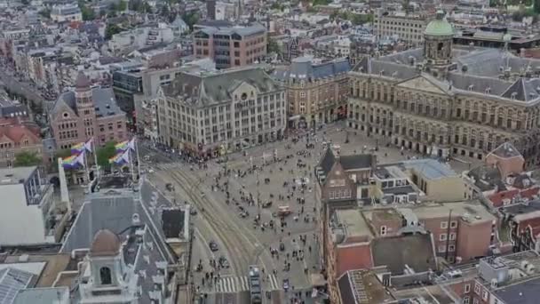 アムステルダムオランダ主要な観光スポット オランダの建築物に囲まれたダム広場 中央地区の有名な王宮での空中V11鳥の目の景色Binennstad 8月2021 — ストック動画