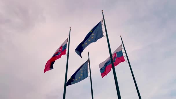 斯洛伐克和欧盟的国旗相邻 迎风飘扬 慢动作低角度视野 — 图库视频影像
