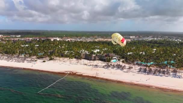 Lidé Parasailing Dominikánské Republice Punta Cana Resort Extrémní Sport Drone — Stock video