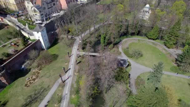 Olomouc Tarihi Bölümünde Bir Nehir Olan Şehir Parkı Duvarlar Kuleler — Stok video