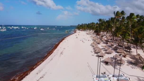 Sandstrand Voller Sonnenliegen Boote Auf Karibischem Meer Bavaro Resort Punta — Stockvideo