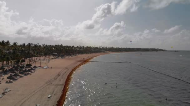 多米尼加共和国巴伐罗度假胜地蓬塔卡纳旅游沙滩的无人驾驶飞机图像 — 图库视频影像