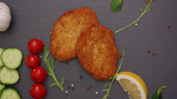 Vista Ángulo Alto Schnitzel Vegano Marrón Dorado Bellamente Cocinado Rodeado — Vídeos de Stock