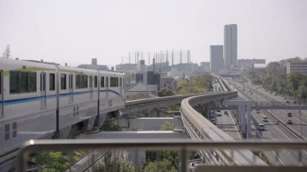Die Osaka Einschienenbahn Verlässt Den Bahnhof Yamada Einem Klaren Nachmittag — Stockvideo
