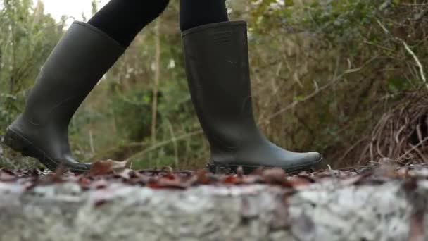 Menina Caminha Lama Enxofre Com Botas Verdes Antes Entrar Velha — Vídeo de Stock