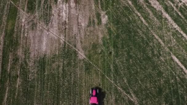 Letecký Pohled Zemědělský Traktor Postřikující Pole Postřikovačem Herbicidy Pesticidy Insekticidy — Stock video