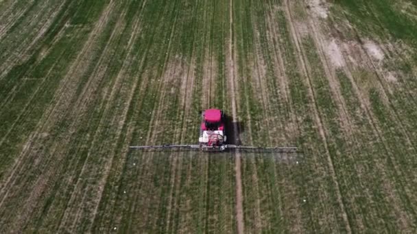 Luchtfoto Van Landbouwtrekkers Die Het Veld Sproeien Met Sproeiapparaten Herbiciden — Stockvideo