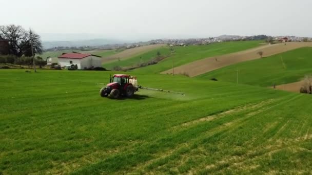 농경지에 살충제와 살충제를 살포하는 트랙터 개간하는 — 비디오