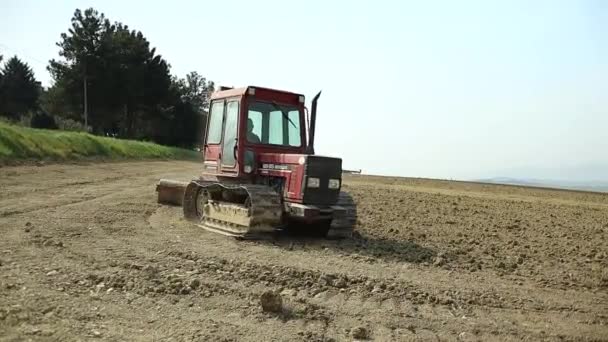 Červený Traktor Vytáhnout Tři Válcování Půdní Systém Orání Příprava Půdy — Stock video