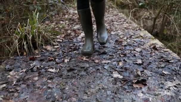 Caminando Barro Azufre Con Botas Verdes Antes Entrar Antigua Mina — Vídeo de stock