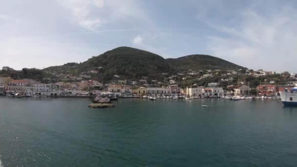 Ankunft Hafen Der Insel Ischia Mit Der Fähre — Stockvideo