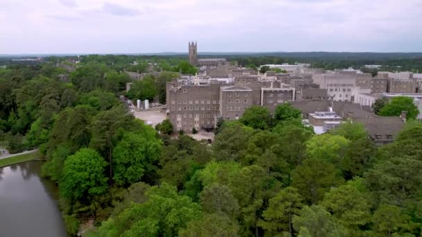 Arrancamento Aéreo Duque Univeristy Sobre Jardins Duque Durham Carolina Norte — Vídeo de Stock