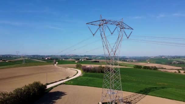 Luftaufnahme Der Elektrischen Infrastruktur Für Den Stromtransport Mit Kabeln Und — Stockvideo