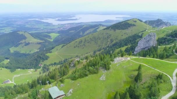 Aerial Dolly Sköt Över Gröna Berg Skidbackar Bayern Tyskland Sommaren — Stockvideo