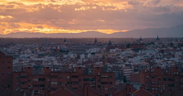 Мадрид Старый Город Церковными Башнями Куполами Силуэт Время Заката — стоковое видео