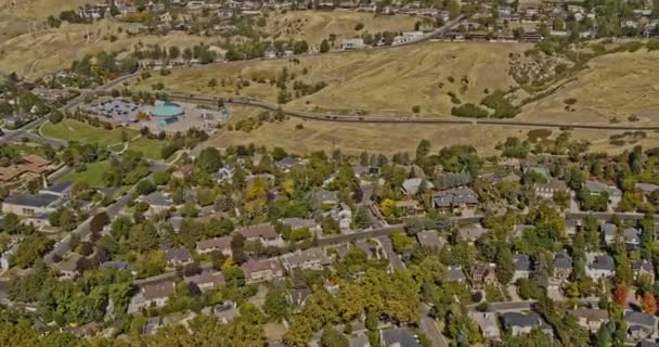 ソルトレイクシティユタ航空V63鳥の目のビューは 豊かな丘の中腹の近所を飛ぶ 連邦高さ 傾斜アップは美しい山の風景を明らかに インスピレーション2で撮影 X7カメラ 10月2021 — ストック動画