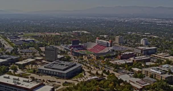 盐湖城犹他州航空V56全景低空无人驾驶飞机飞越大学校园俯瞰米球体育场和美丽的山景 射击与刺2 X7相机 2021年10月 — 图库视频影像