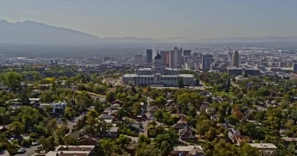 ソルトレイクシティユタ航空V47フライオーバー首都の丘と昼間の背景にダウンタウンの街並みと政府の複雑な州議事堂の建物 インスピレーション2 X7のカメラで撮影 10月2021 — ストック動画
