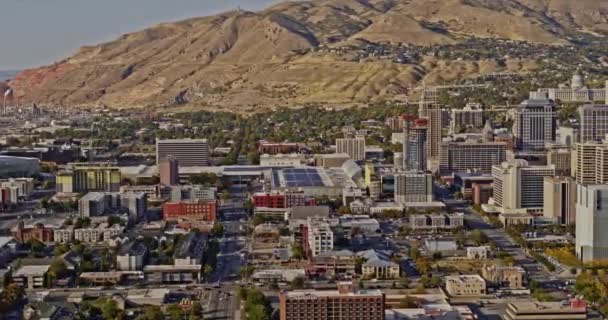ソルトレイクシティユタ航空V14は 近代的な都市の街並みと美しい丘の中腹の風景をキャプチャする中央中心部のダウンタウンエリアにパンショットを確立 インスピレーション2 X7のカメラで撮影 10月2021 — ストック動画