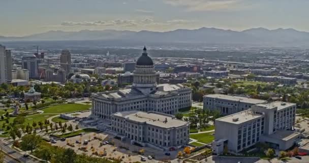 盐湖城犹他州空中V1在首都大楼周围飞来飞去 从外面闪烁着光芒 四周环绕着市中心的城市景观和山景 被第2号尖塔和第7号照相机射中 2021年10月 — 图库视频影像