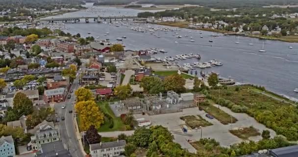 Newburyport Massachusetts Aerial V10 Établissant Des Oiseaux Abattus Survol Centre — Video