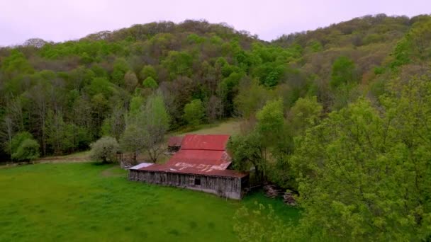 ノースカロライナ州マトニーNc近くの古い納屋の木の上の空の景色北カロライナ州マトニーNc近くの岩とバナーエルクNcを吹いて — ストック動画
