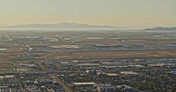 盐湖城犹他州空中V28建立高角度泛光机拍摄跨越机场机场背景美丽的风景 射击与刺2 X7相机 2021年10月 — 图库视频影像