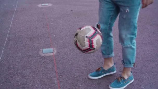 Eski Bir Futbol Topuyla Hokkabazlık Yapan Sıradan Ayakkabılar Yırtık Kotlarla — Stok video