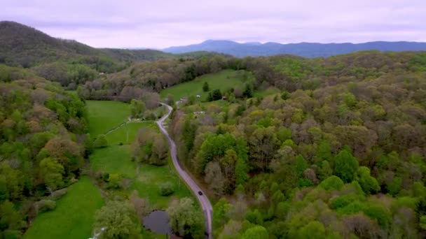 Coche Conduce Por Camino Valle Montaña Cerca Boone Matney Carolina — Vídeo de stock