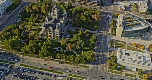 ソルトレイクシティユタ航空V20低レベルの鳥の目のビューダウンタウンのワシントンスクエアパークと公共図書館で郡庁舎を見下ろす インスピレーション2 X7カメラで撮影 10月2021 — ストック動画