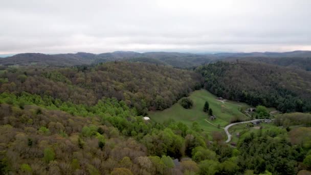 Extracción Aérea Brotes Primavera Árboles Cerca Boone Carolina Del Norte — Vídeo de stock