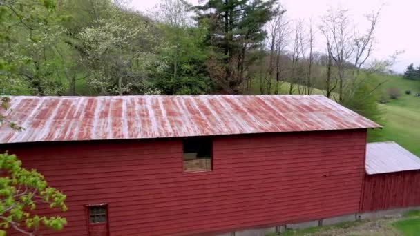 Aerial Pullout Red Barn Farm Boone Blowing Rock North Carolina — Stock Video